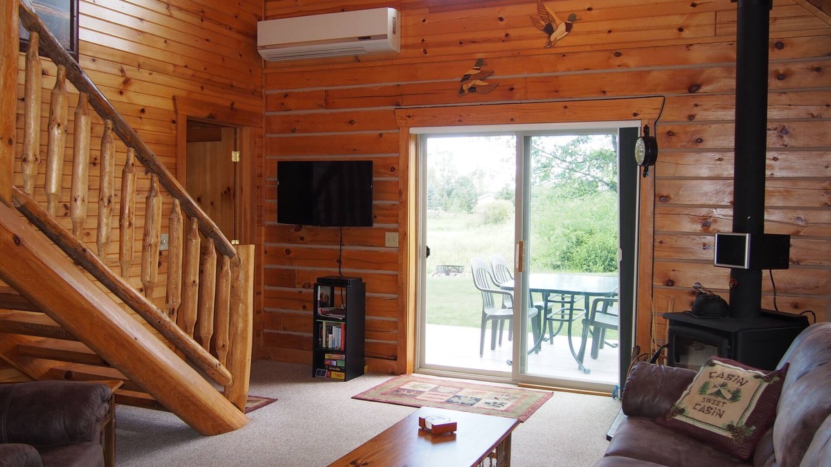 Hayward Cabin | Charming Log Cabin with Wood Burning Fireplace – 1 mile from Downtown Hayward