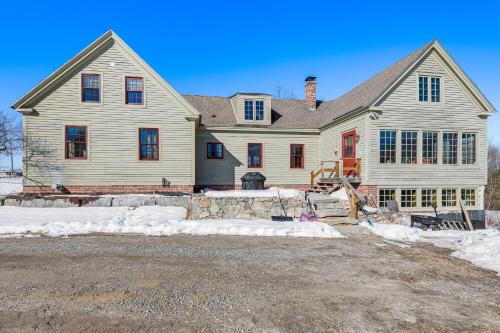 Center Lovell House | Charming Lovell Farmhouse - 17 Acres with Mtn Views!