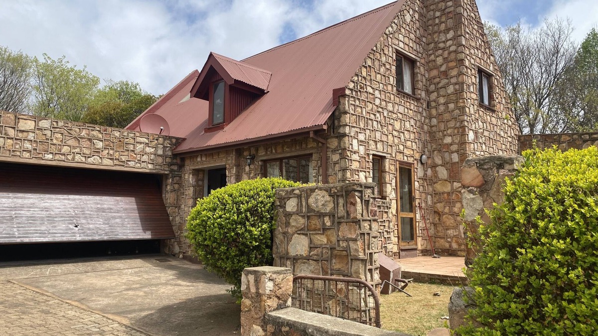 Dullstroom Villa | Charming, Luxurious Critchley Stone Villa, Dullstroom. Oozing old world charm.