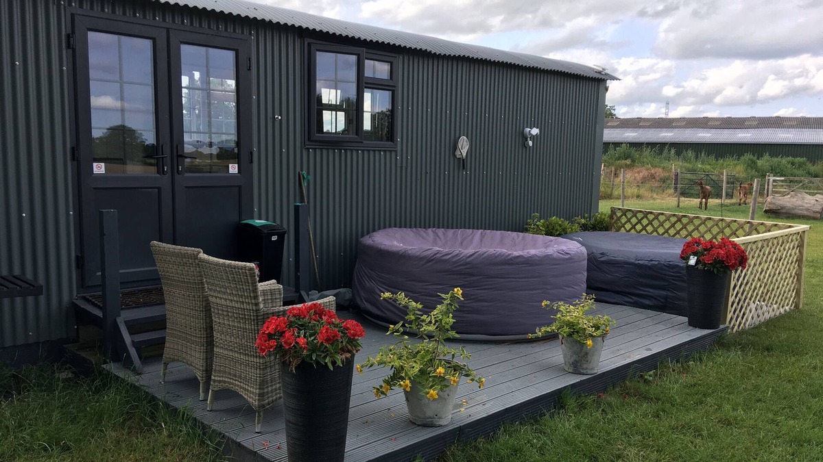 Mattingley Cabin | Charming Luxurious Rural Shepherds Hut