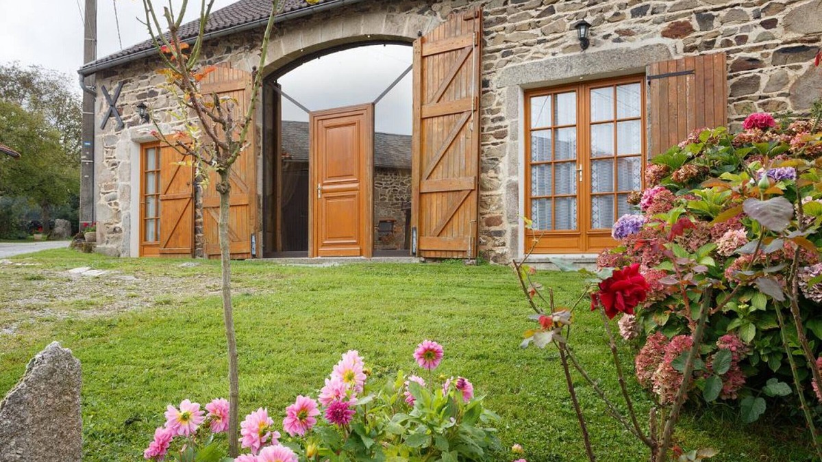 Ferrieres-sur-Sichon Cottage | Charming Mountain Cottage with Terrace, BBQ, and Nearby Stream - Pet Friendly