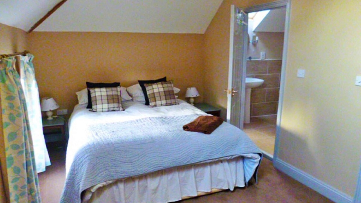Breedon on the Hill Cottage | Charming mews cottage with modern comfort, No Deposit