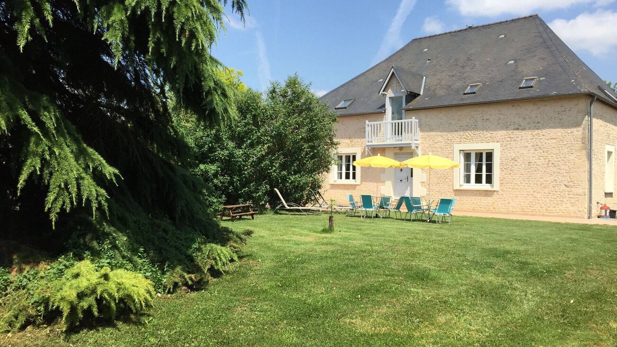 Epineu-le-Chevreuil Cottage | Charming Manor with Garden, Terrace, and Games Room near Le Mans