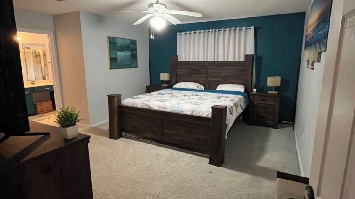 Okaloosa County House | Charming master bedroom in a fully furnished 4 bedroom rental house in Niceville
