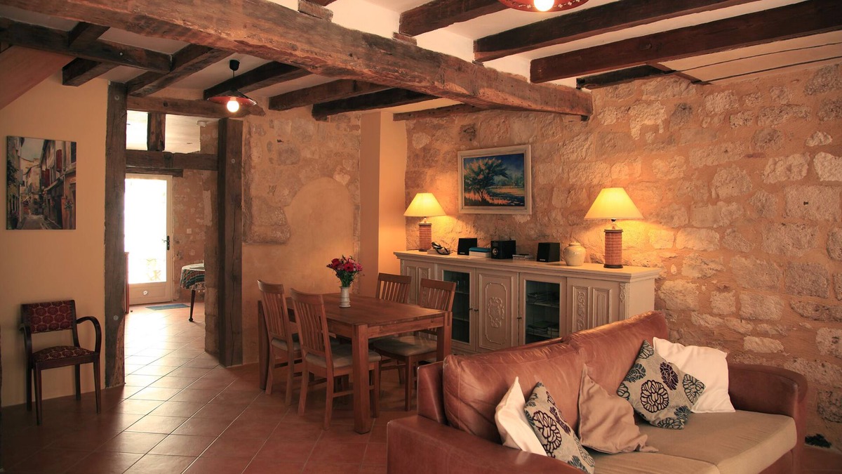 Issigeac House | Charming Medieval town house with courtyard in Issigeac
