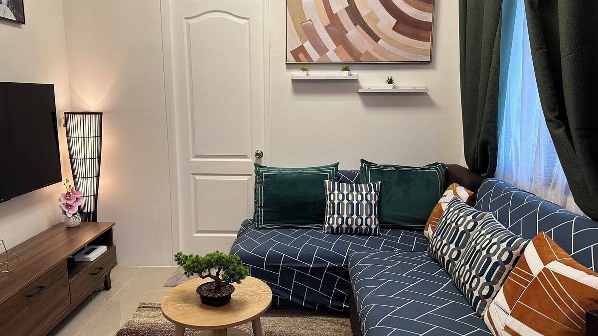 Talisay Condo | Charming Mel's Place -1bedroom condo near SM Seaside with AC, WiFi & Netflix