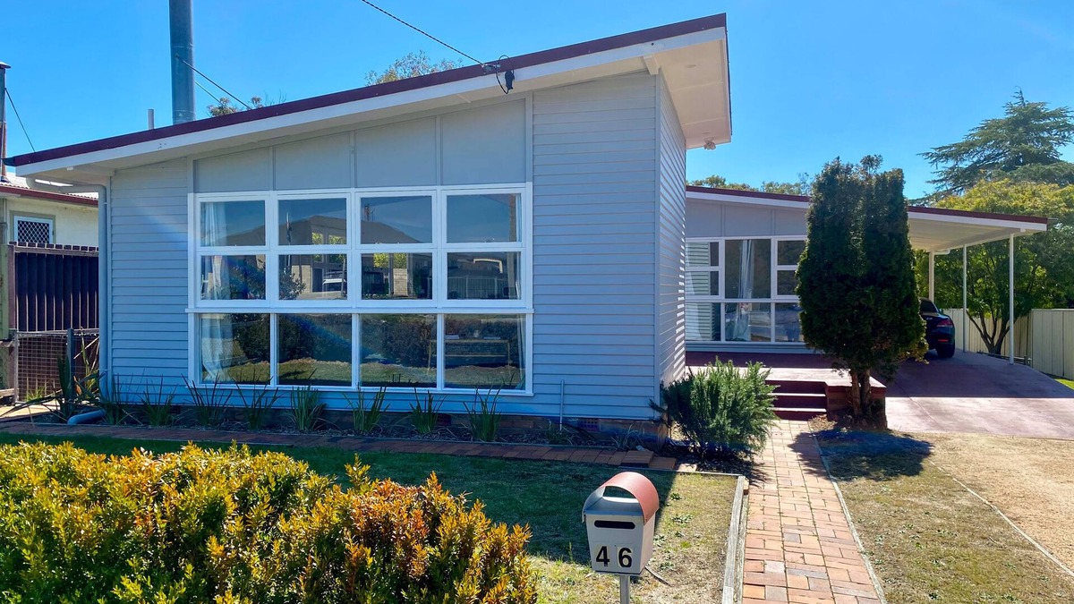 Stanthorpe House | Charming Mid Century Bungalow- entire home