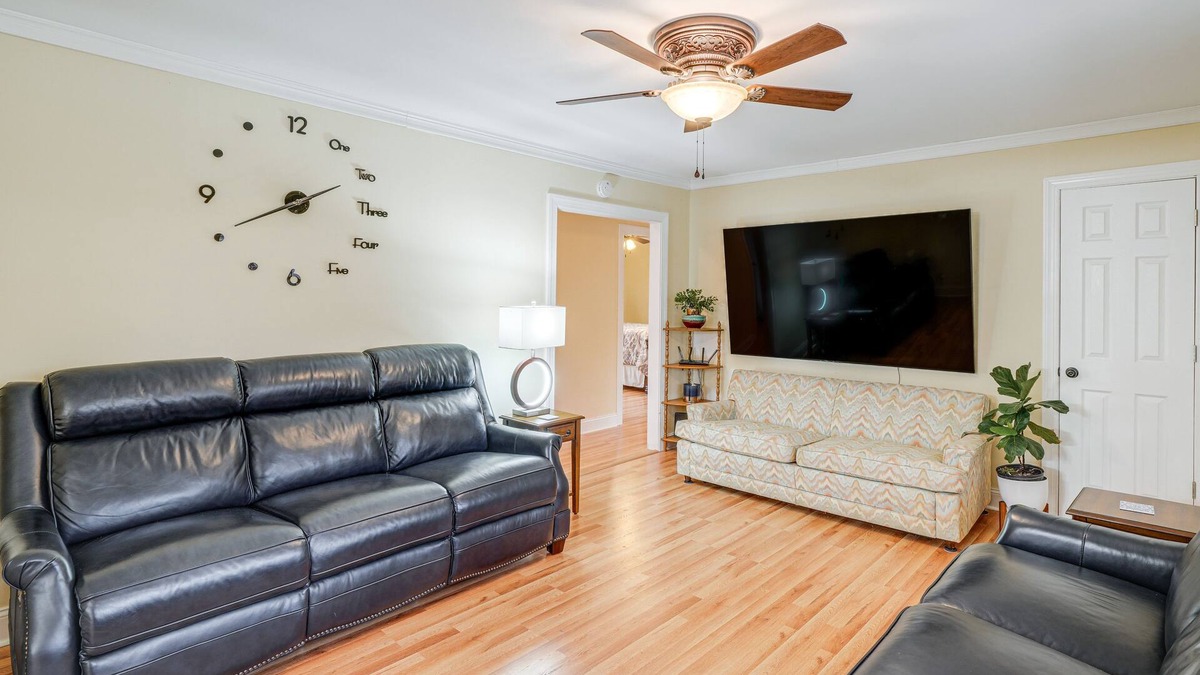 Keeling House | Charming Milton Home w/Porch - 5 Mi to VIR!