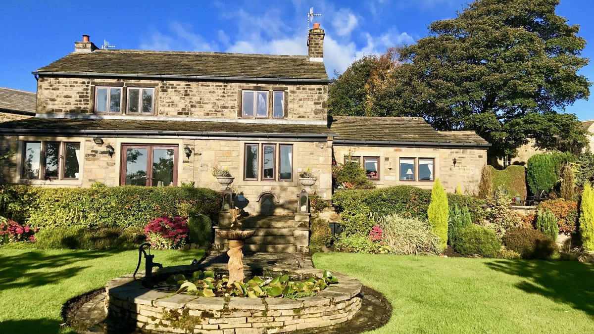 Ingrow House | Charming Modernized 16Th Century Farm House with stunning garden & views