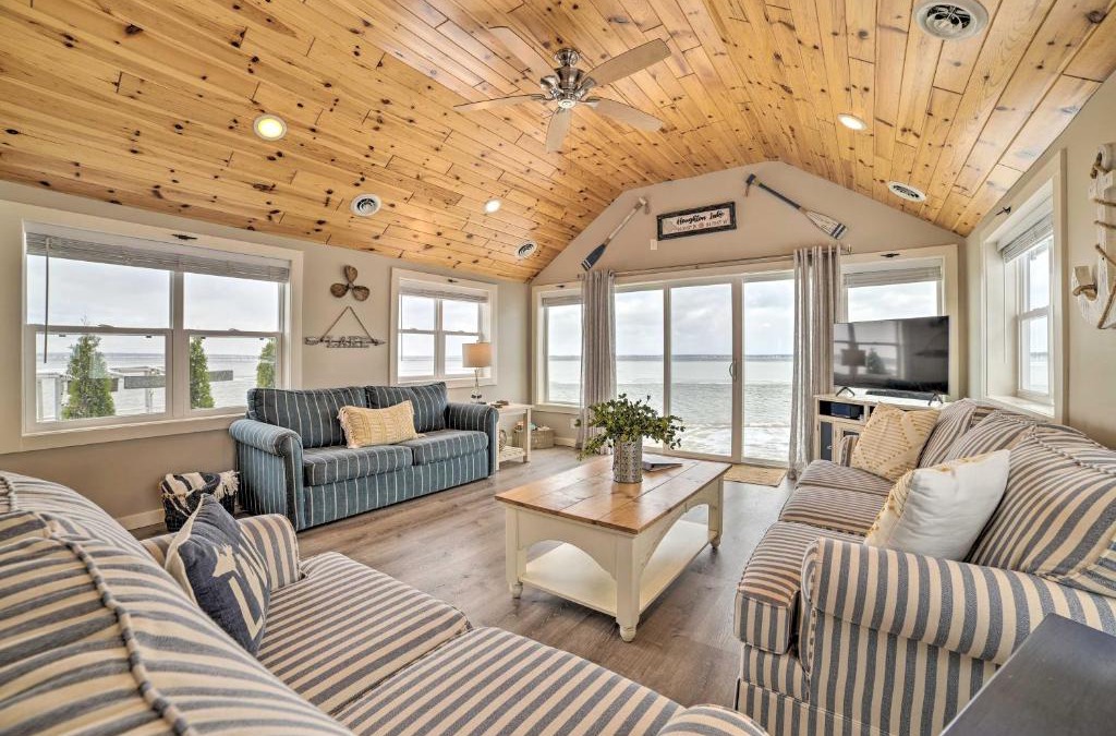 Prudenville House | Charming Modern Cottage on Houghton Lake!