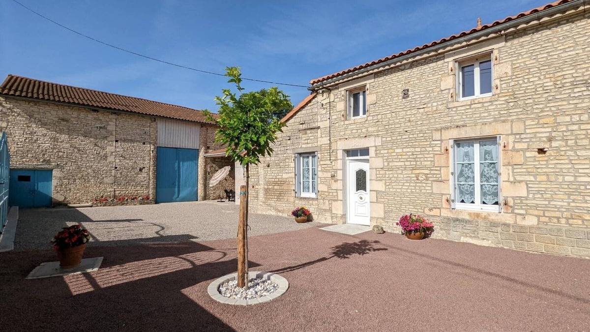 Puyreaux Cottage | *Charming Modern Cottage in Peaceful Village, Baby-Friendly, Wi-Fi, BBQ, Close to Cultural Sites*