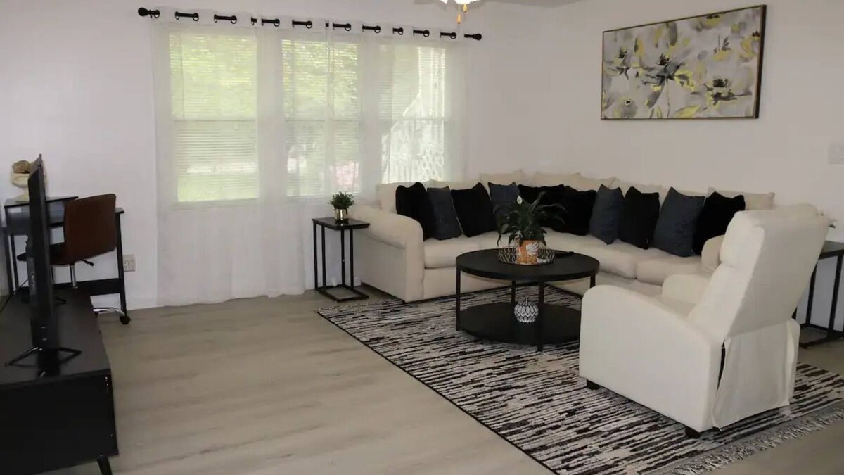 Buford House | -> Charming Modern Guest House Near Lake Lanier.