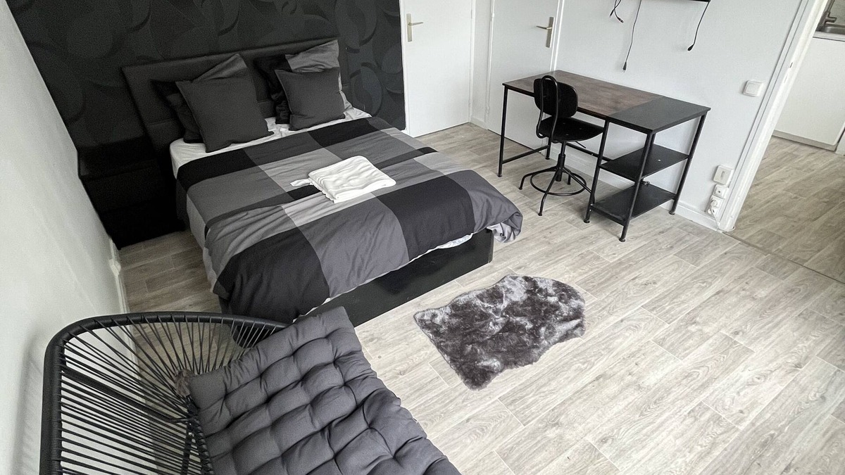 Franconville Apartment | Charming modernised studio apartment very pleasant, furnished and equipped. n
