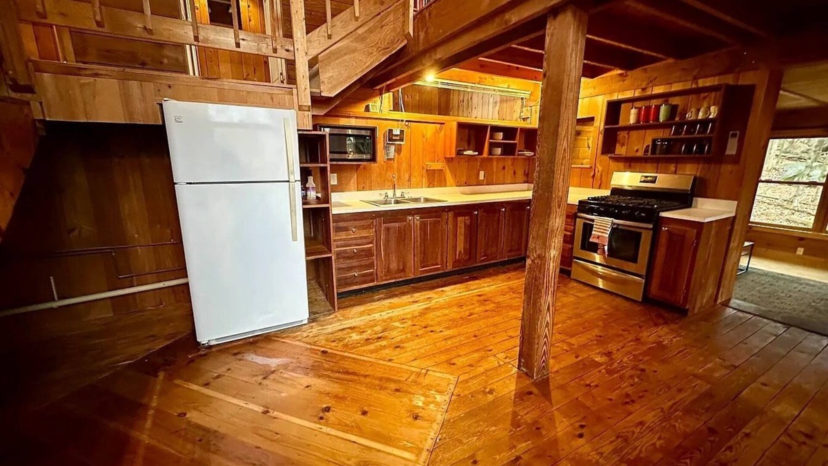 Westford House | Charming Mountain 2-bedroom Farmhouse with AC, WiFi in delightful Westford