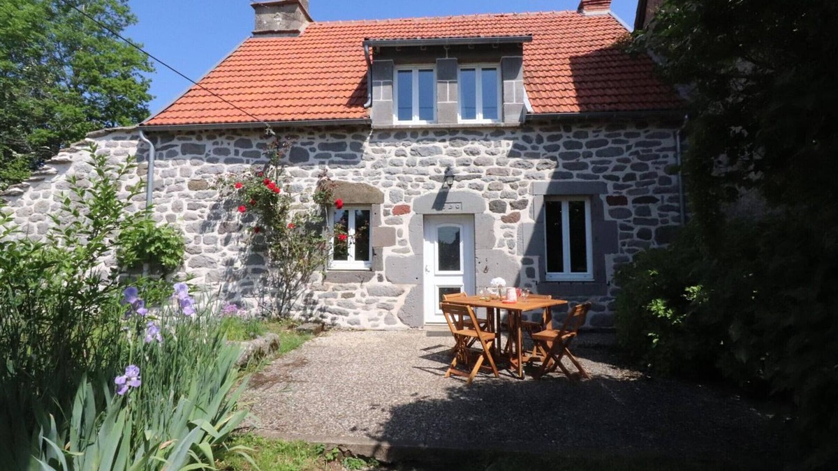 Moussages Cottage | Charming Mountain Home: 2BR, Terrace, BBQ, Near Hiking & Skiing, All-Inclusive