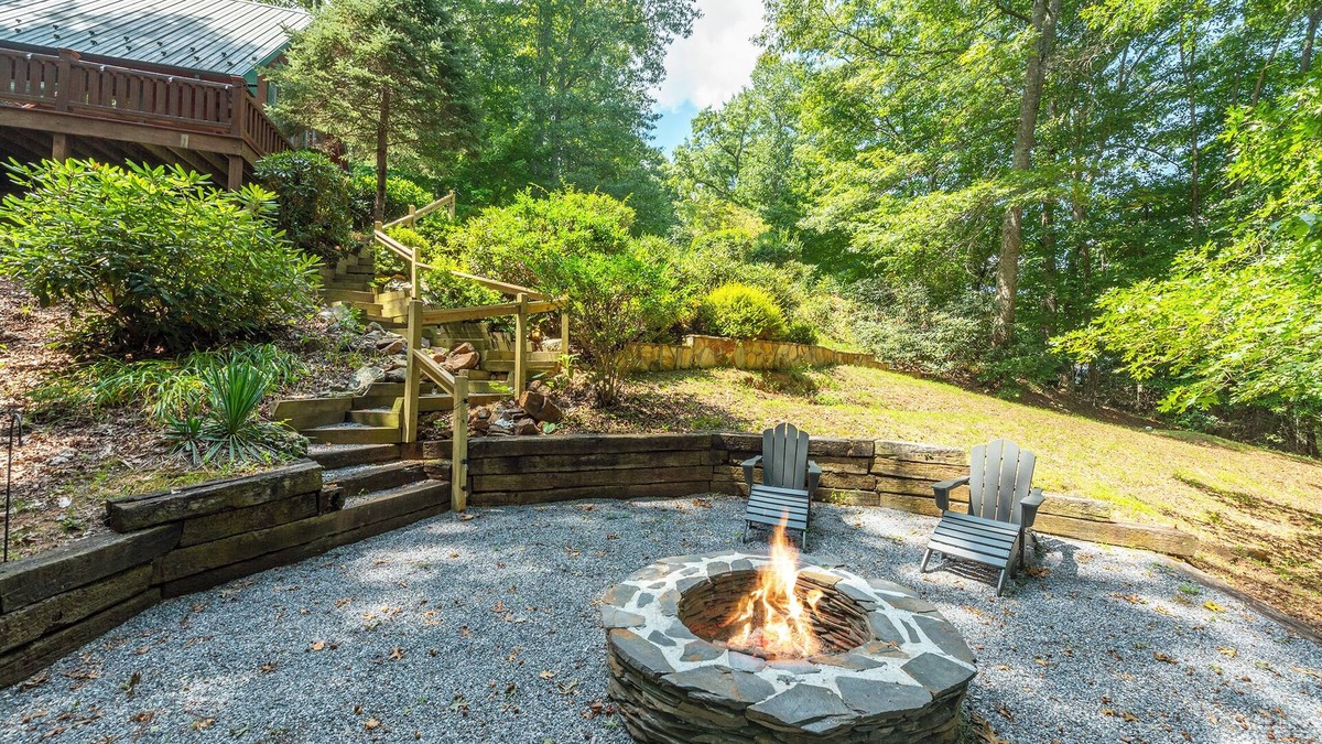 Burnsville Cabin | Charming Mtn Cabin, Hot Tub+Fire Pit, Grill, 5 Min to Town, WiFi, Pet friendly!