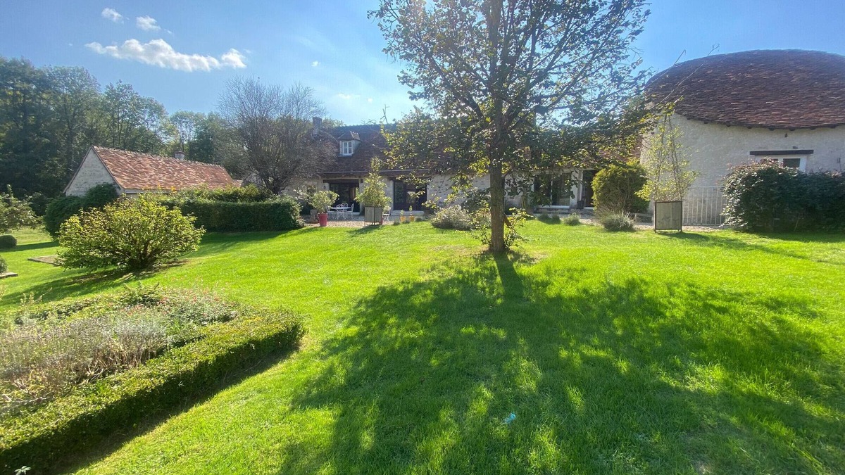 Chalais Cottage | Charming Nature Retreat with King Bed, Private Terrace, and Shared Pool in the Brenne Park