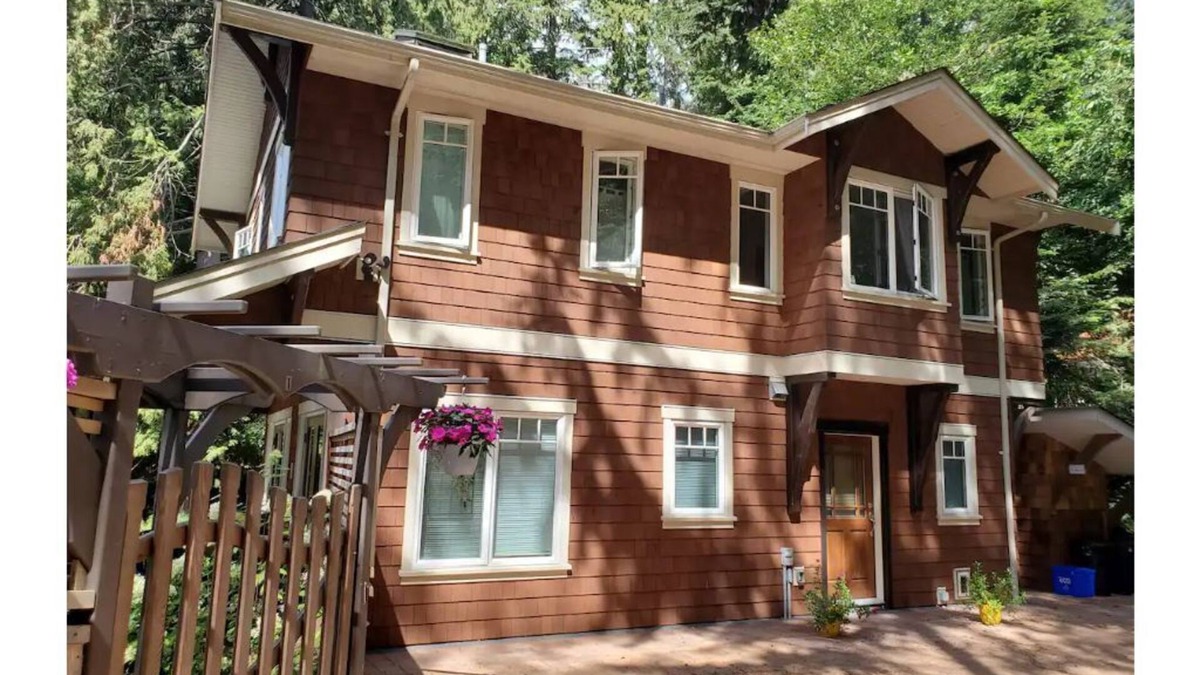 Bowen Island Apartment | Charming Nest 2BDR/2BTH - Pacific Ocean beach 800 m from this home