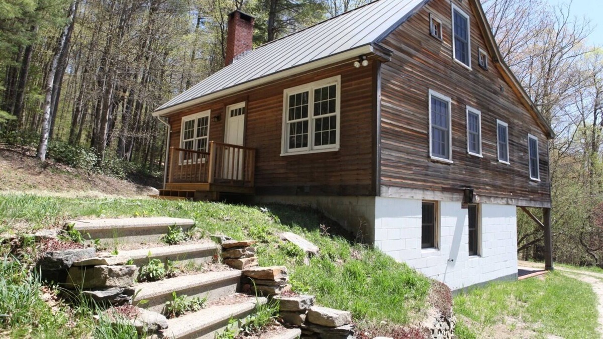 Shelburne Falls House | Charming New England House Surrounded By Trees, Field And Pond