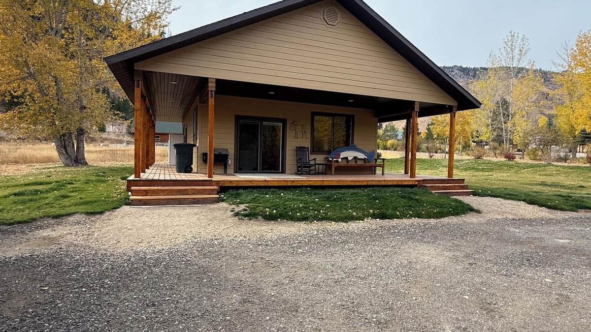 Pine House | Charming newer 2-bedroom house with WiFi, Dish TV in Pine with wrap around deck.