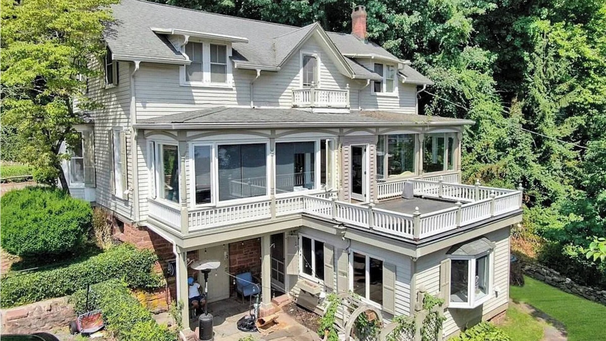 Nyack House | Charming, Nostalgic 4-bedroom Home w Tennis Court Overlooking Hudson River.