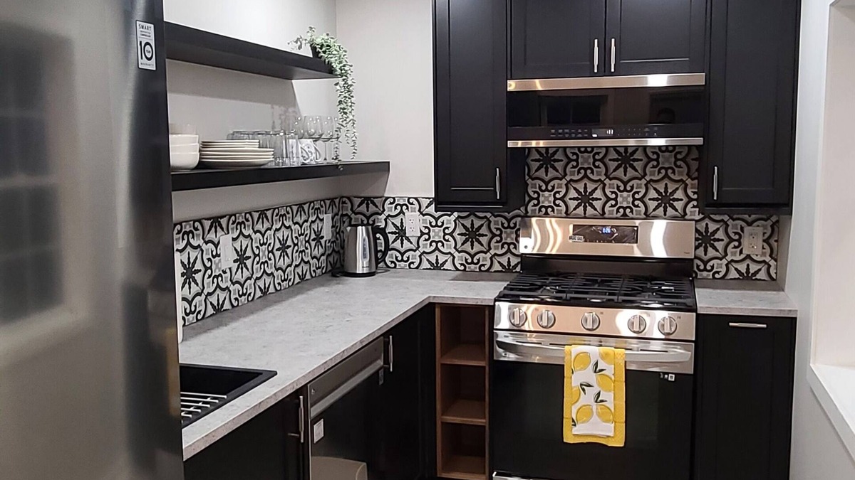 Port Dover Cottage | Charming Oasis Retreat