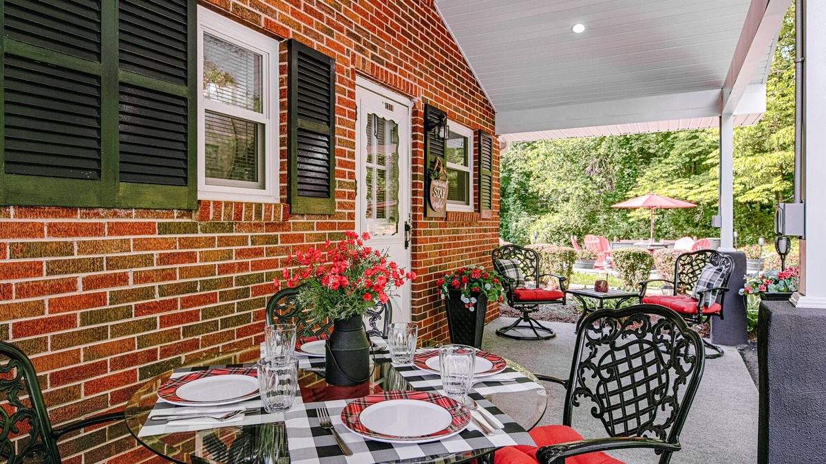 Swannanoa House | Charming Oasis w/Alfresco Dining, 3 Smart TVs, Gas Grill & Gym