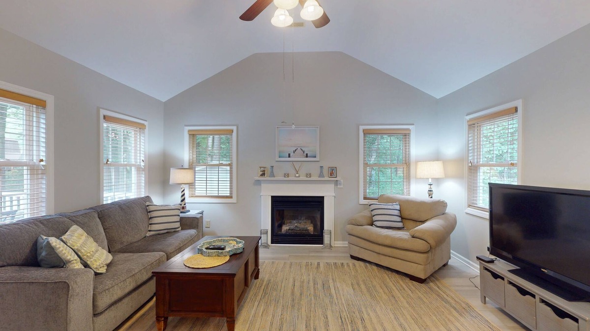 Ocean Pines House | Charming Ocean Pines home w/private deck, full kitchen, washer/dryer, AC & WiFi