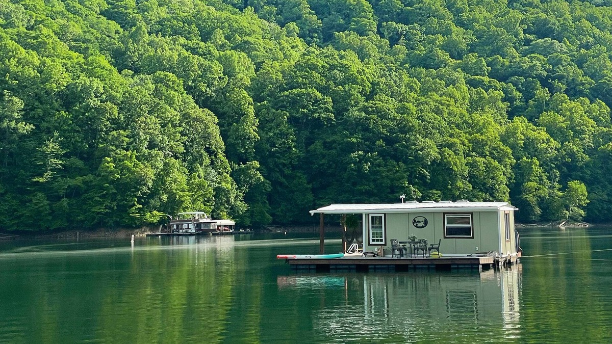 Fontana Dam Boat Rental | Charming off-grid Floating Cabin / Houseboat on Lake Fontana