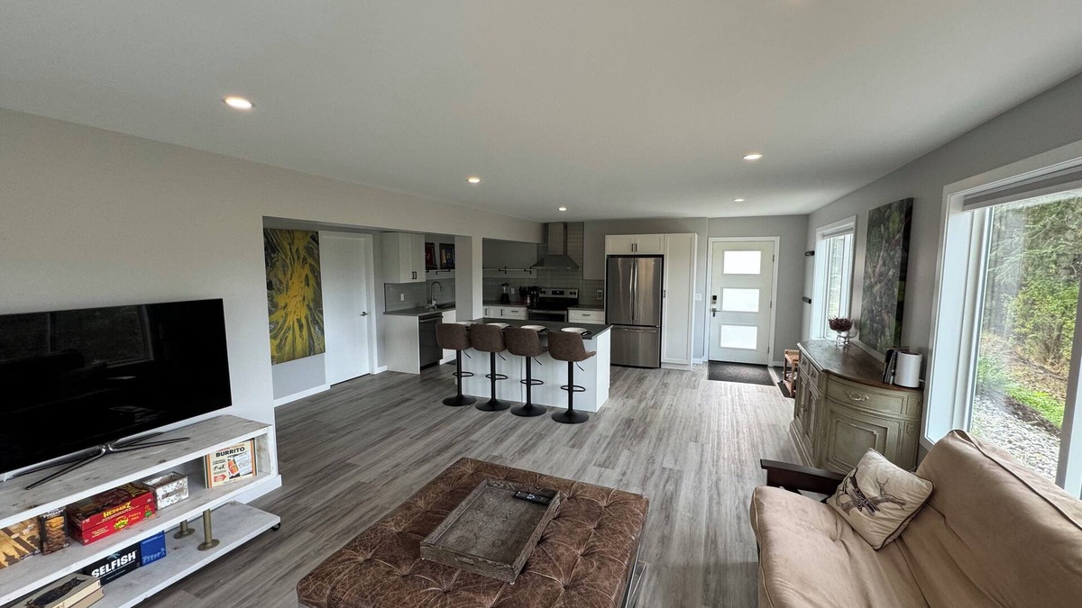 Vernon Apartment | Charming Okanagan lake view, 1 bedroom pet friendly suite in beautiful Vernon