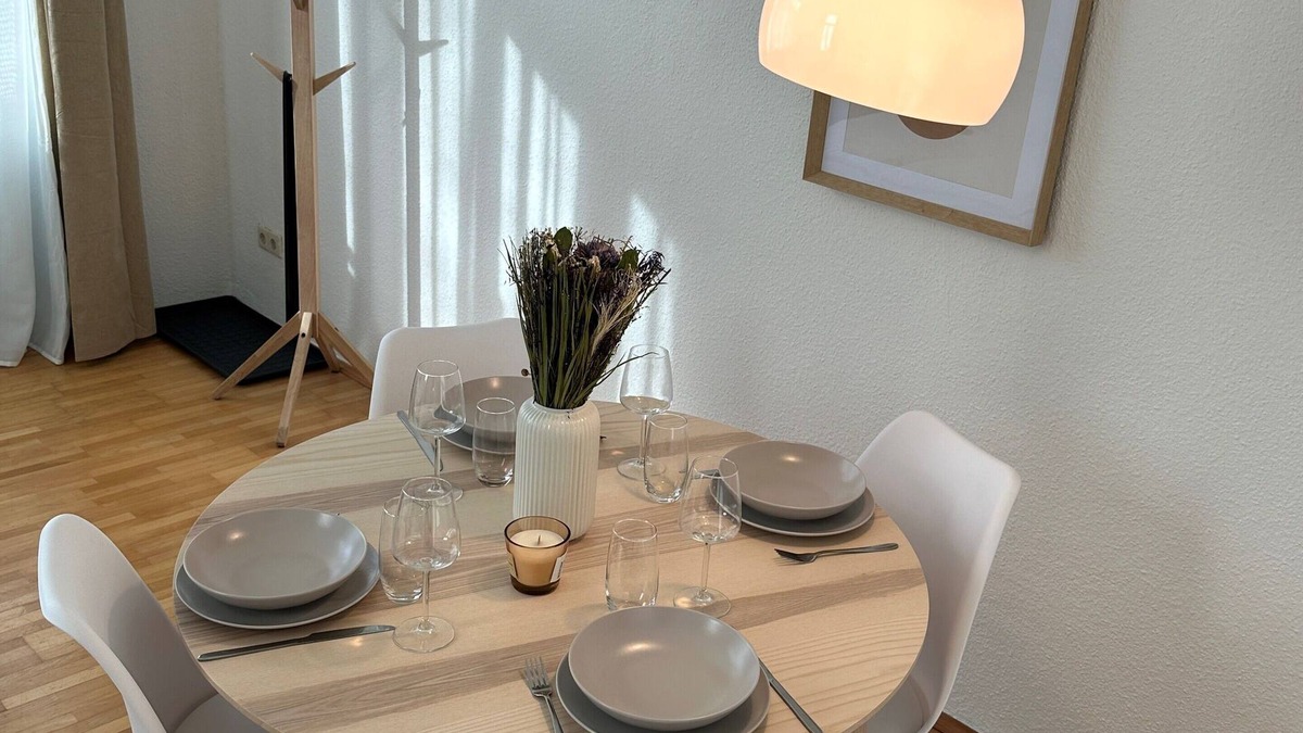 Loebtau Apartment | Charming old building in Löbtau - central & modern