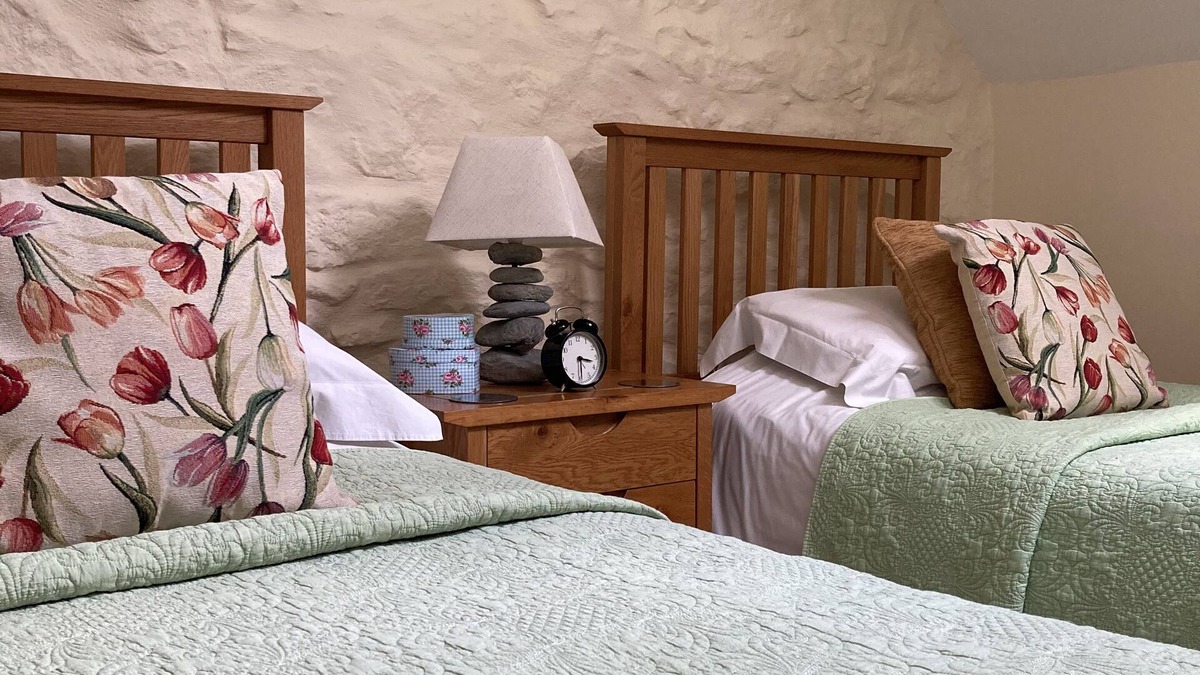 Cannards Grave Apartment | Charming one bedroom apartment in town house