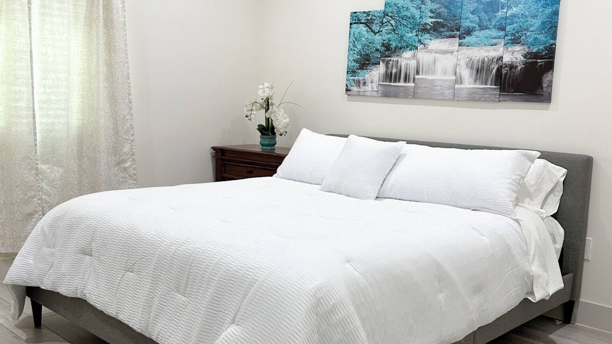 Eagle Pass Apartment | Charming one-bedroom 1.5-bath guesthouse with fully equipped kitchen in Glendale