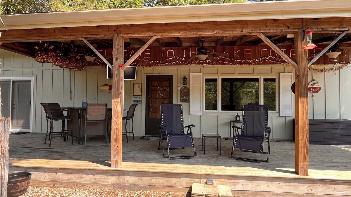 Foster Cottage | Charming one bedroom cottage on Kincaid Lake