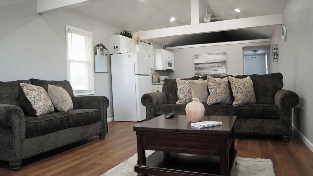 Laketon House | Charming one-bedroom house with a king size with AC and WiFi in enjoyable Wabash