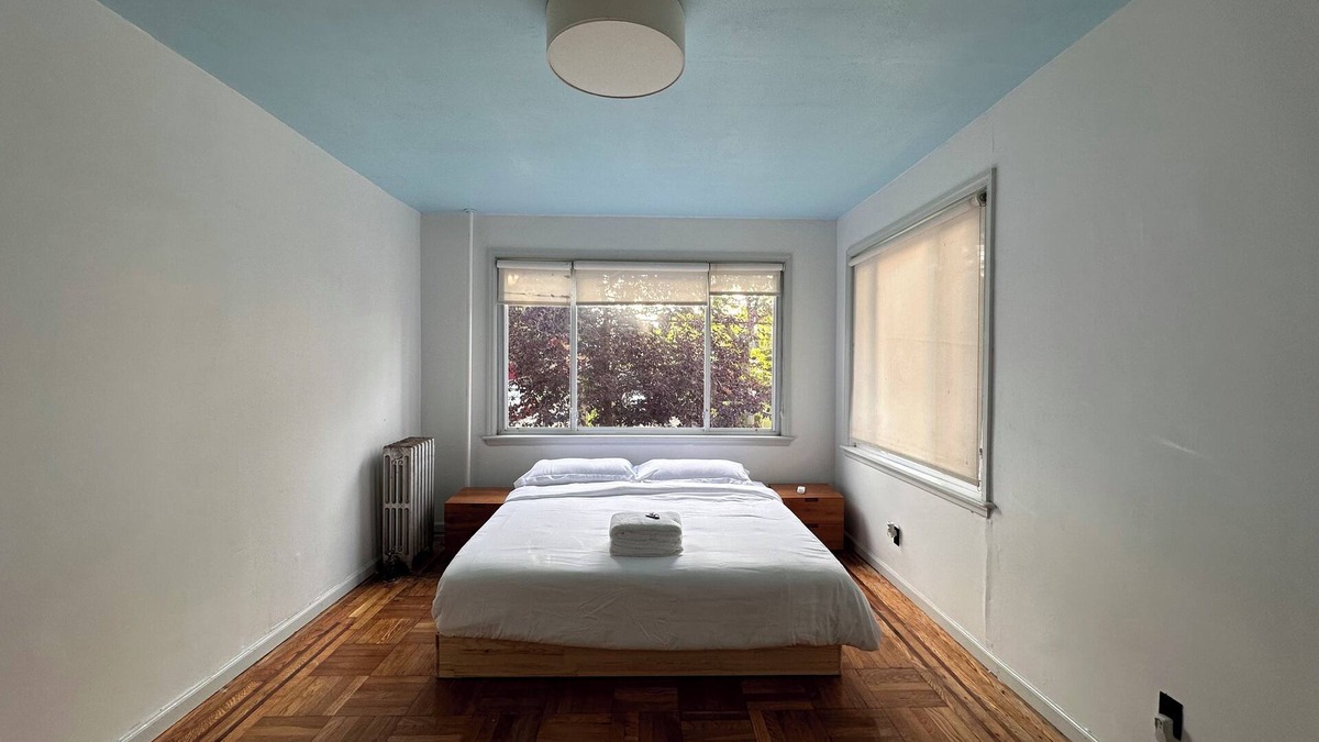 Far Rockaway House | Charming One Bedroom Townhouse, Ground Floor - 10mins to Rockaway Beach