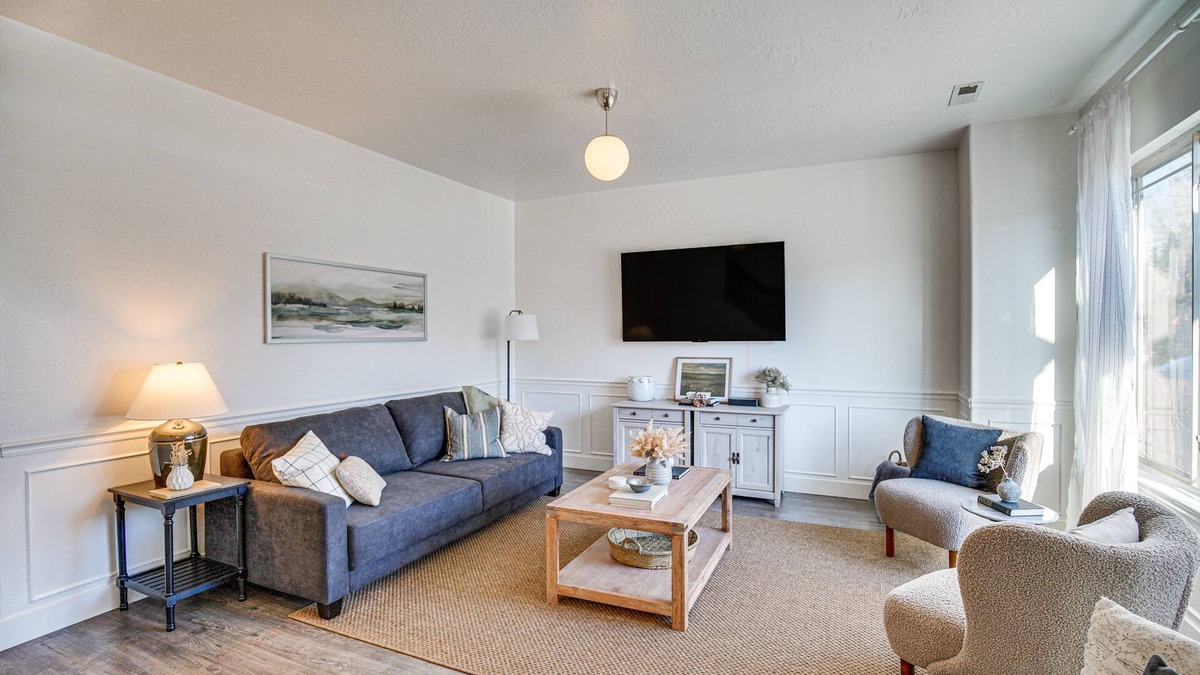 Sunset Heights House | Charming Orem Townhome: 5 Mi to BYU!