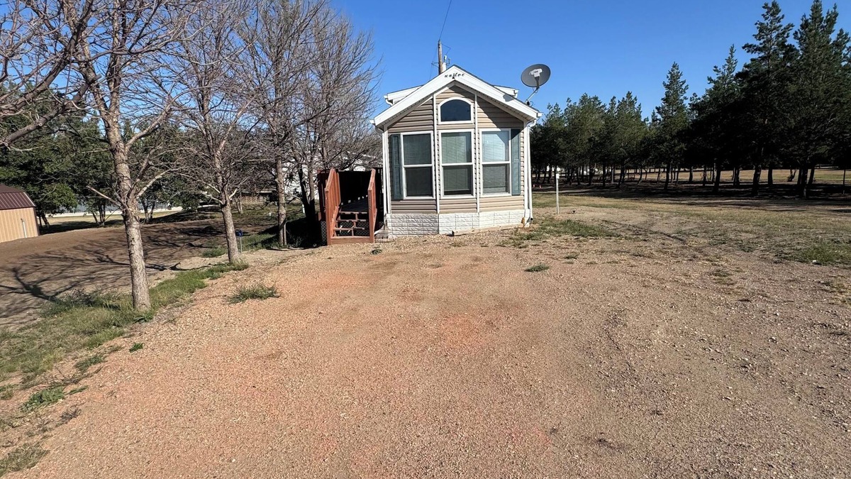 Watford City Cabin | Charming park model cabin with access to beautiful Lake Sakakawea