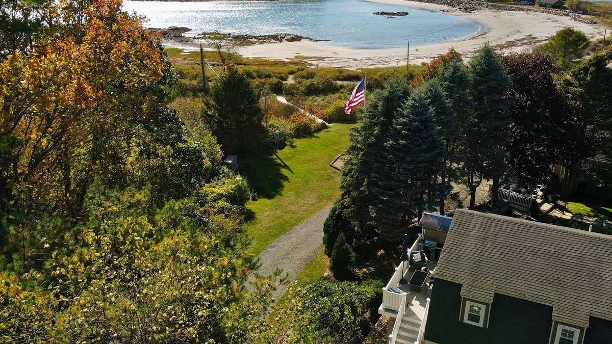 Cape Neddick Cottage | Charming, Peaceful Cottage steps to Cape Neddick Beach