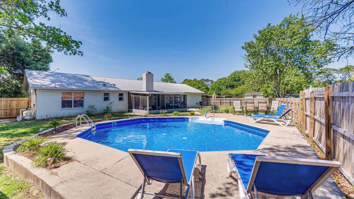 Myrtle Grove House | Charming Pensacola Home w/screened Lanai & Grill!