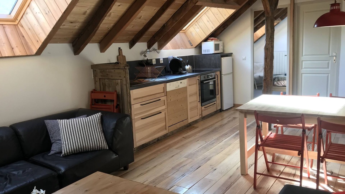 Forville Apartment | Charming Penthouse with a Garden - 4 mins from the ski slopes