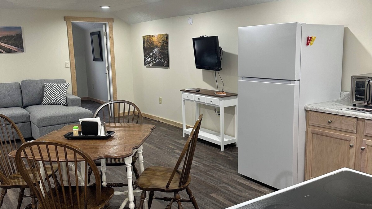 Conneaut Lake Apartment | Charming pet friendly 1-bedroom apartment with WiFi, AC in quaint Conneaut Lake