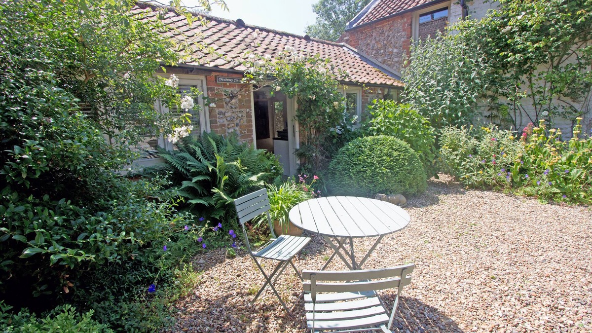 Sharrington Cottage | Charming, pet friendly Grade II single-storey cottage on a quiet country lane.