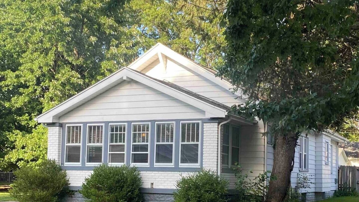 Terre Haute House | Charming Pet Friendly Bungalow