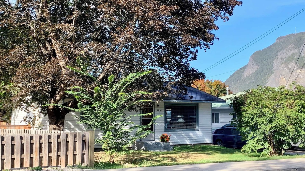 Canoe House | Charming pet friendly 2-bedroom family home in Canoe with WiFi and AC 🏳️‍🌈🏳️‍⚧️🇺🇦☮️
