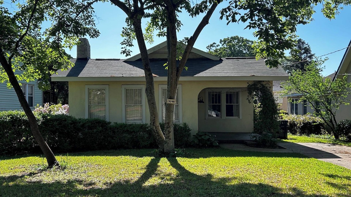 Summerville House | Charming Pet-Friendly Masters Week Cottage