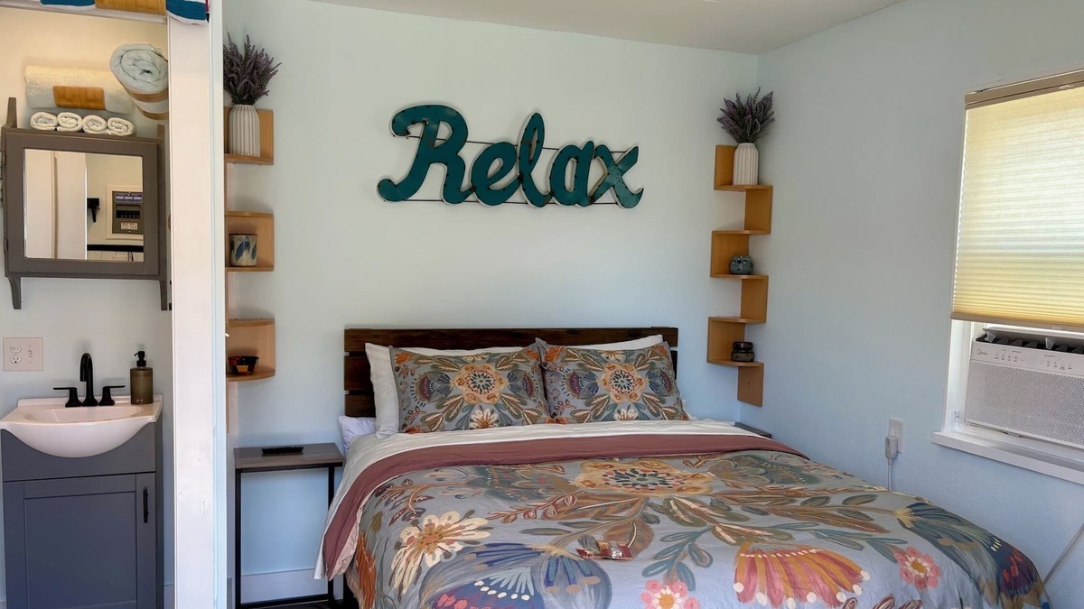 Rodanthe Apartment | Charming pet friendly studio 350 feet away from the Rodanthe Pier and the beach.