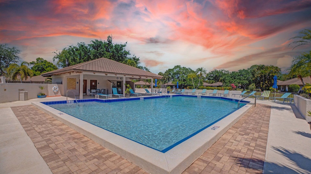 Palm Beach Gardens Cottage | Charming PGA National Getaway -Relax,Dine, and Shop in Florida