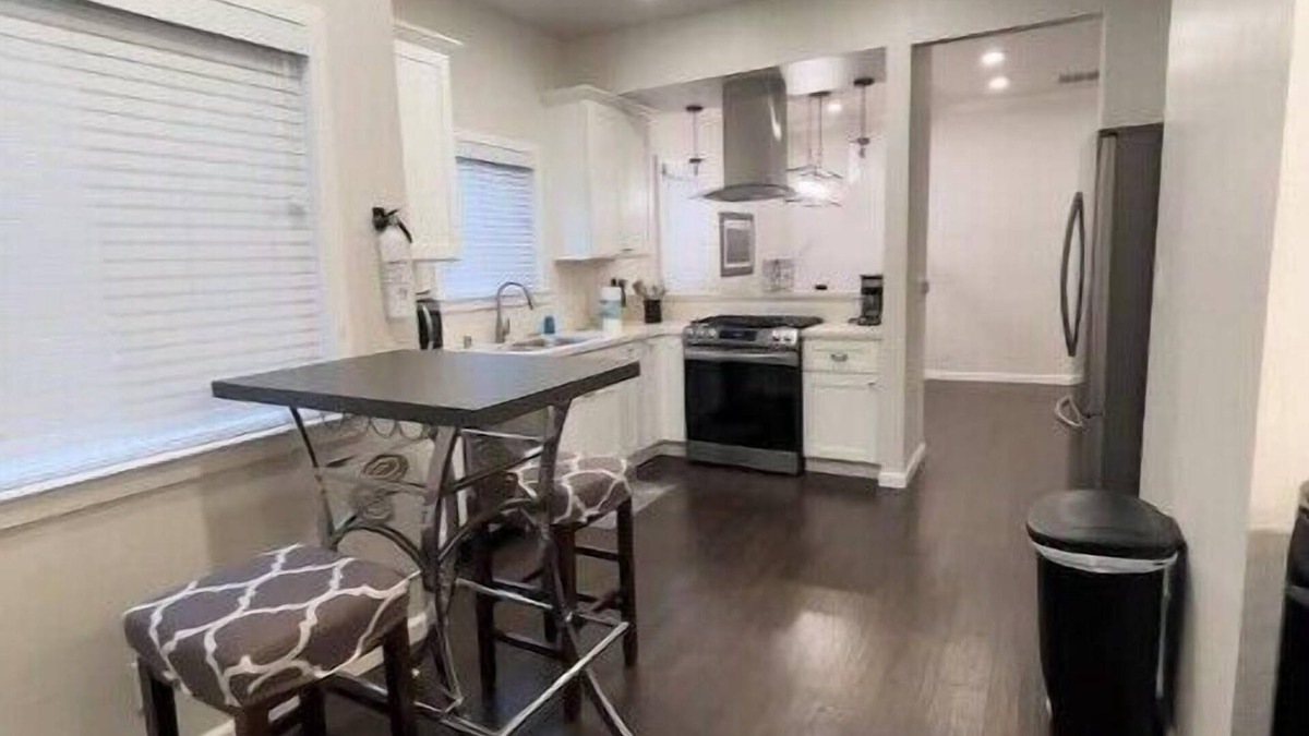 Hoover - Foster Apartment | Charming Pill Hill Upper Flat