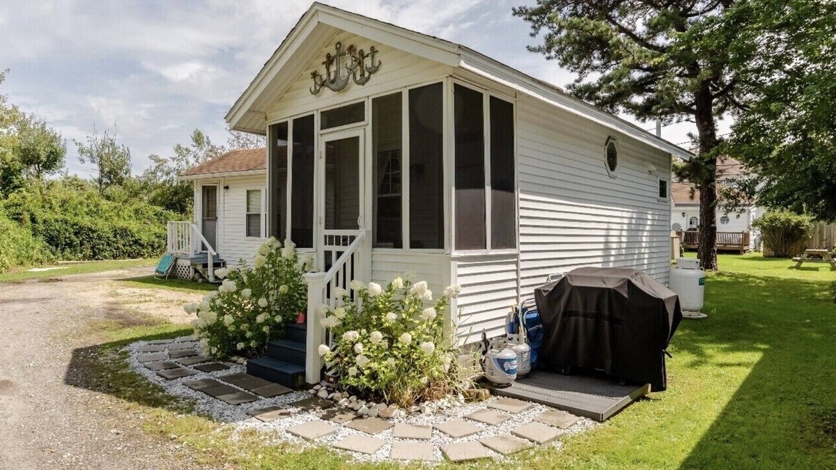 Pine Point Apartment | Charming Pine Point OOB Beach Cottage Tiny House, Steps away from the beach
